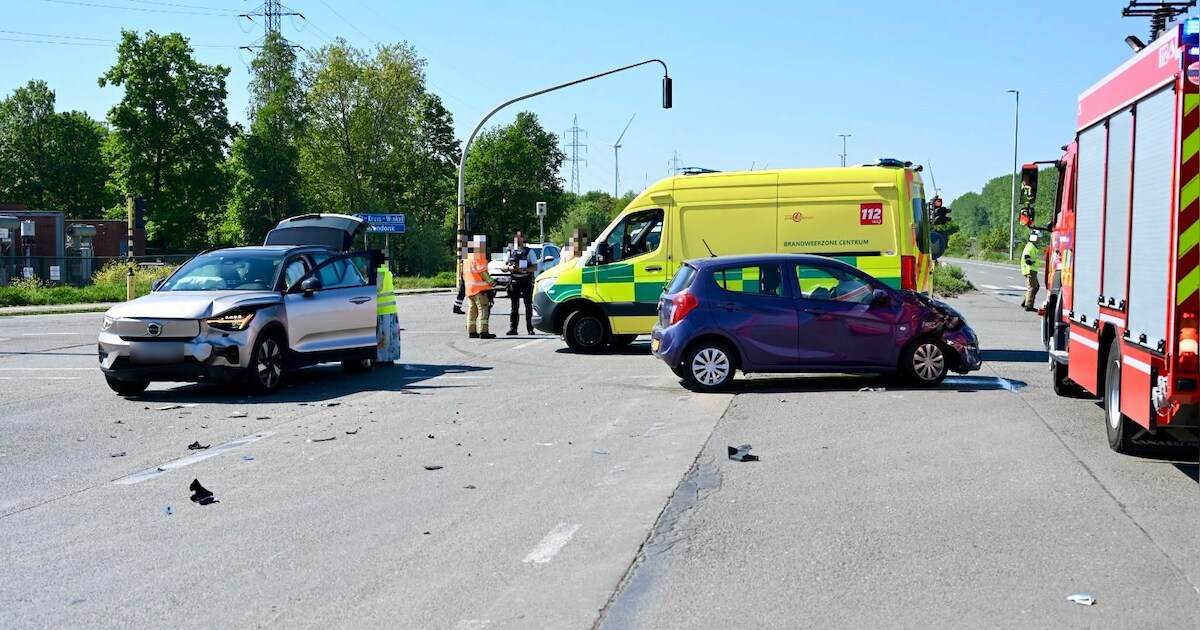 Twee personen gewond afgevoerd na aanrijding op John F. Kennedylaan: twee rijstroken versperd