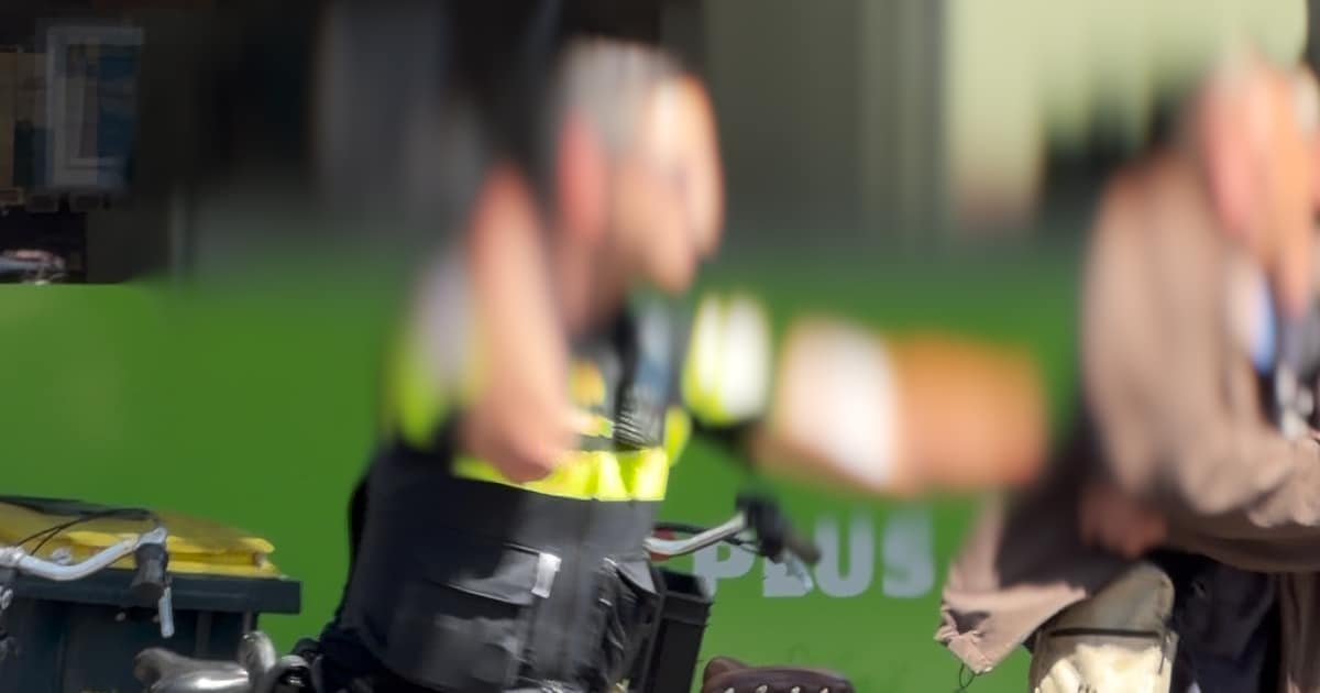 Agent slaat dronken man op rug met wapenstok, omstanders geschokt door geweld: ‘Dit mag toch niet?’