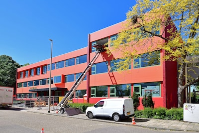 Leegstaand pand op Plein 13 is nu een knaloranje basisschool: De Wissel vangt leerlingen op tijdens verbouwing