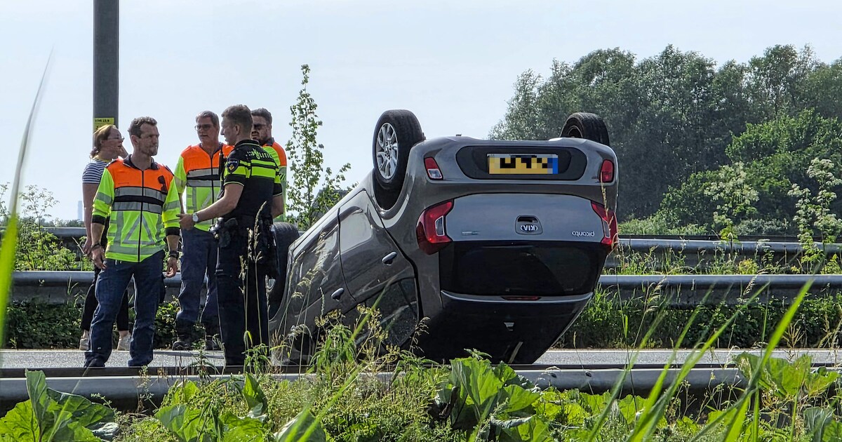 Auto ondersteboven op de A16 na ongeval bij Hendrik-Ido-Ambacht