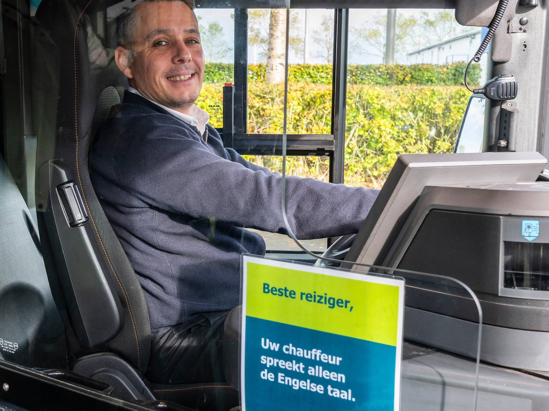 Spaanse buschauffeur Daniël (46) vindt Zeeland geweldig: ‘En de rotondes zijn hier veel veiliger’