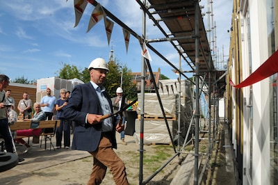 Feestelijke viering van de bouw van twintig woningen in Ouwerkerk