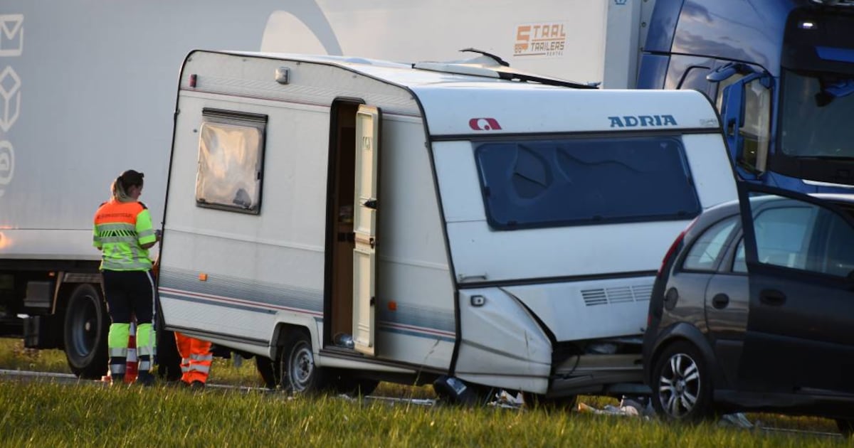 File door botsing vrachtauto en caravan A58 Krabbendijke.