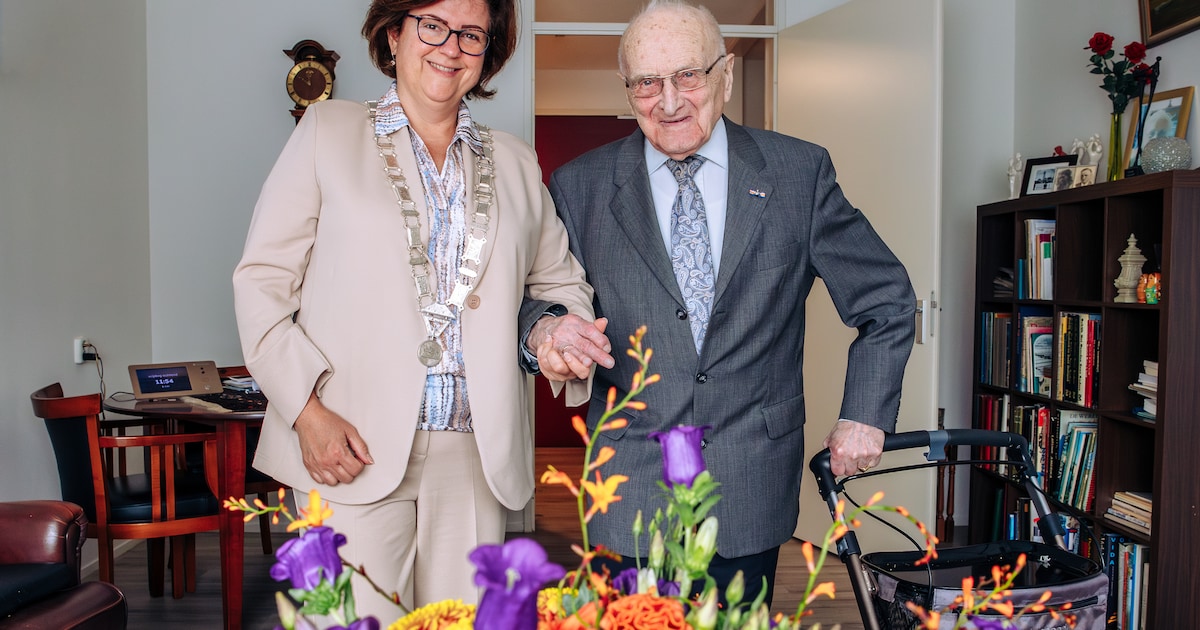 Burgemeester Witte feliciteert oud-burgemeester Arie den Hartog (103)