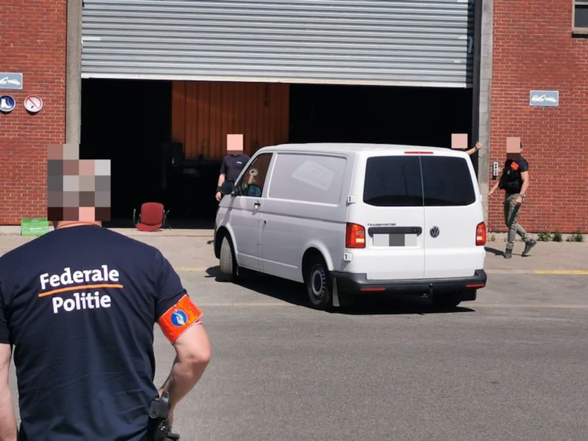 Politie dient drugsmaffia zware klap toe met kraken van superbeveiligde  telefoons | Antwerpen | PZC.nl