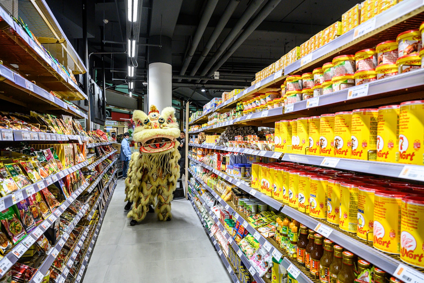 NET OPEN. Aziatische supermarkt opent in Stadsfeestzaal  Foto  pzc.nl