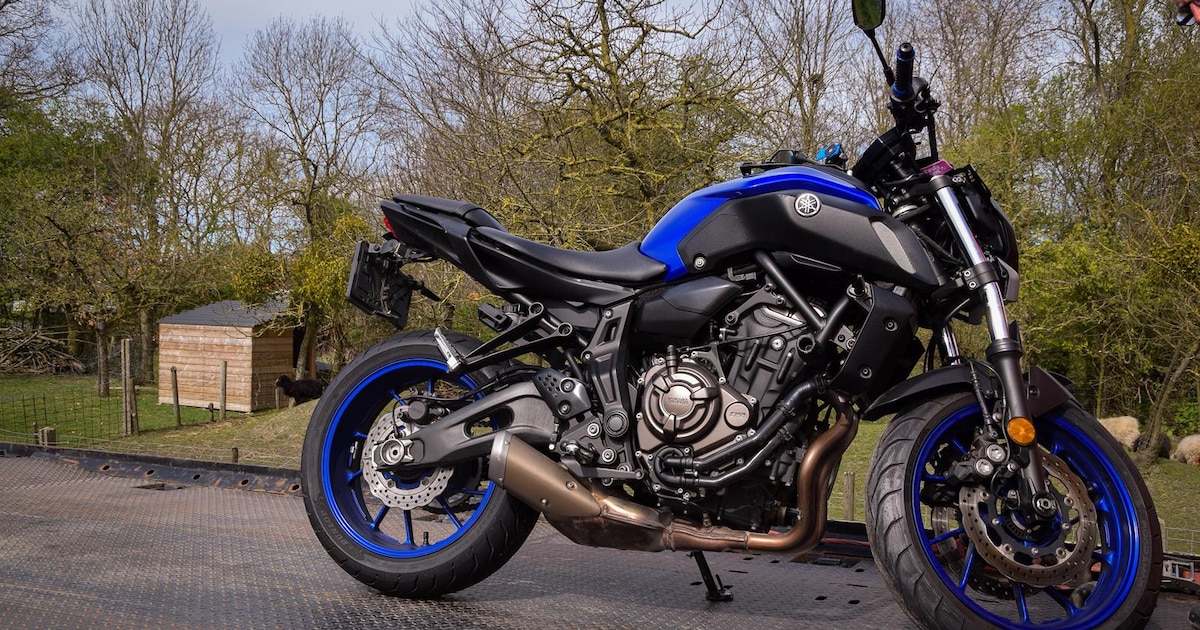 Motorrijdster botst achterop stilstaande auto op de N59 bij Nieuwerkerk