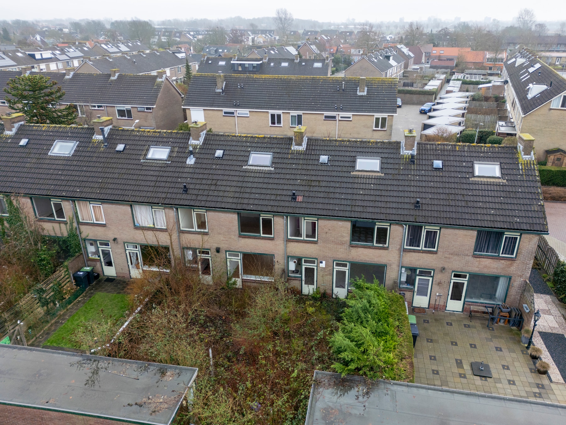 Hoe acht spookwoningen al jaren een keurig dorp ontsieren
