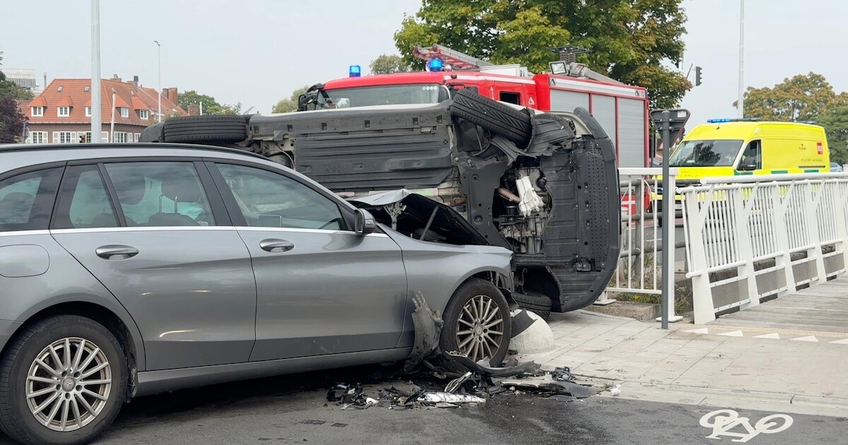 Wagen belandt op zijkant na aanrijding in Brugge