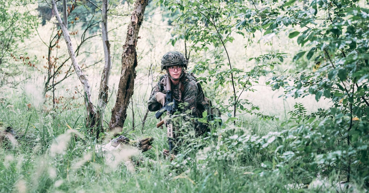 Militairen oefenen op Veers sluizencomplex