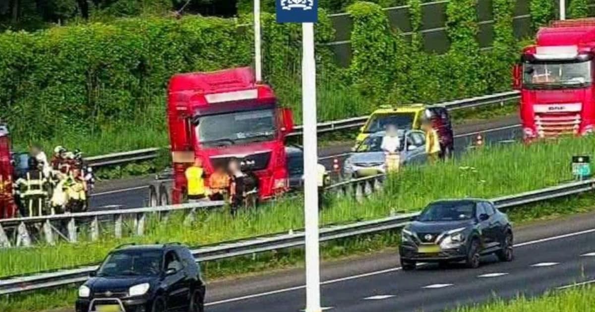 A15 afgesloten nadat vrachtwagen tot stilstand komt tegen de vangrail