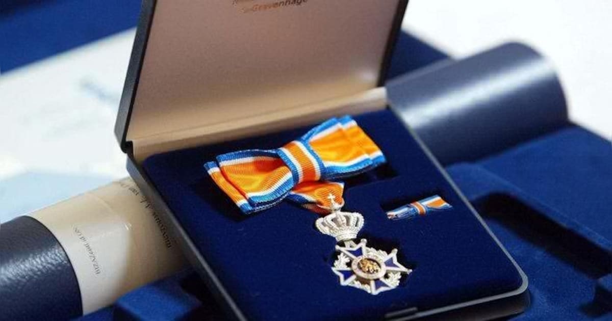 J.W. Tevel krijgt onderscheiding voor 45 jaar vrijwilligerswerk bij LTC De Schenge in Arnemuiden