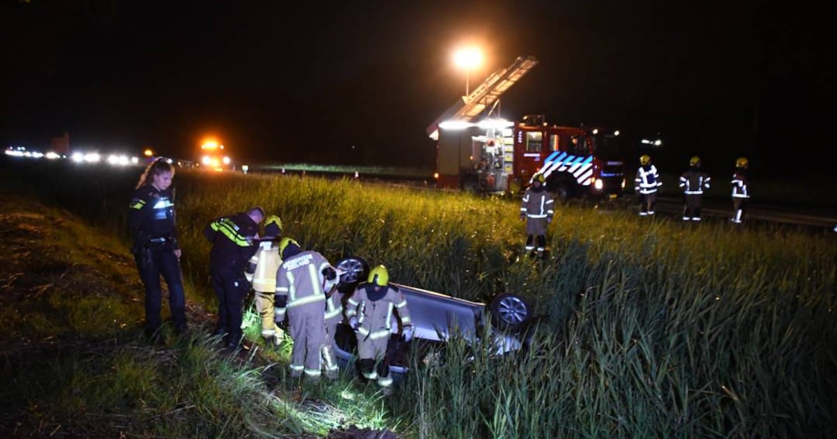 Auto belandt op kop in sloot langs Sloeweg-Noord in Ritthem