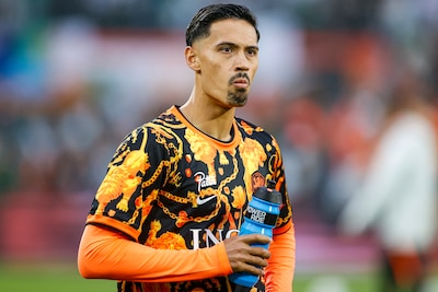 LIVE Oranje | Spelers van Oranje met hun kinderen het veld op, 10.000 fans van Algerije in de Kuip