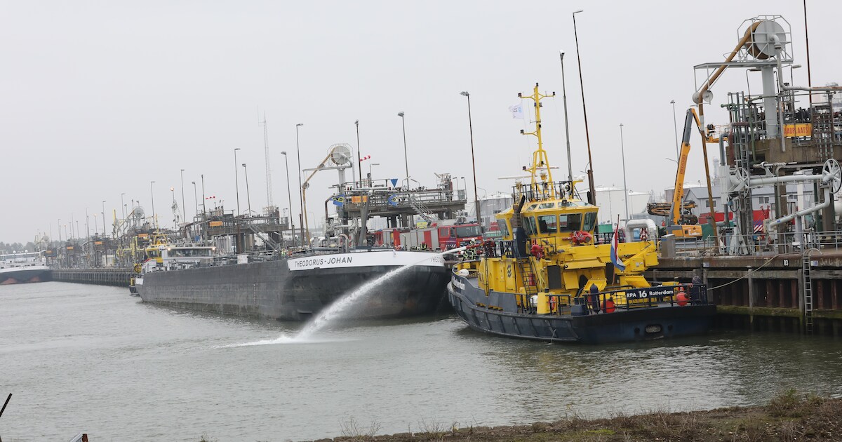 Kantelend schip in Rotterdamse haven, hulpdiensten rukken uit