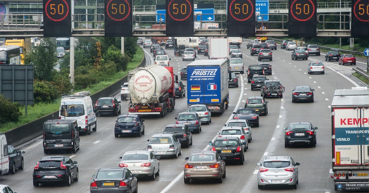 50 minuten file op de Antwerpse Ring naar Nederland door ongeval met vrachtwagen in Deurne
