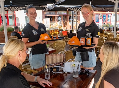 Wordt het feesten in de airco of juichen op het terras? Deze cafébazen maken zich op voor een hete WK-nacht