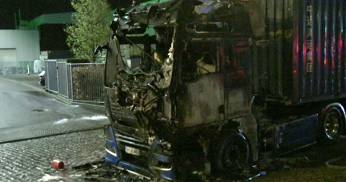 Vrachtwagen brandt uit in Deurne, lading stofzuigers gered