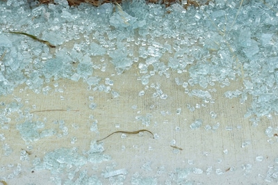 Explosie bij woning in Bergen op Zoom: voordeur en ruiten eruit, auto’s beschadigd