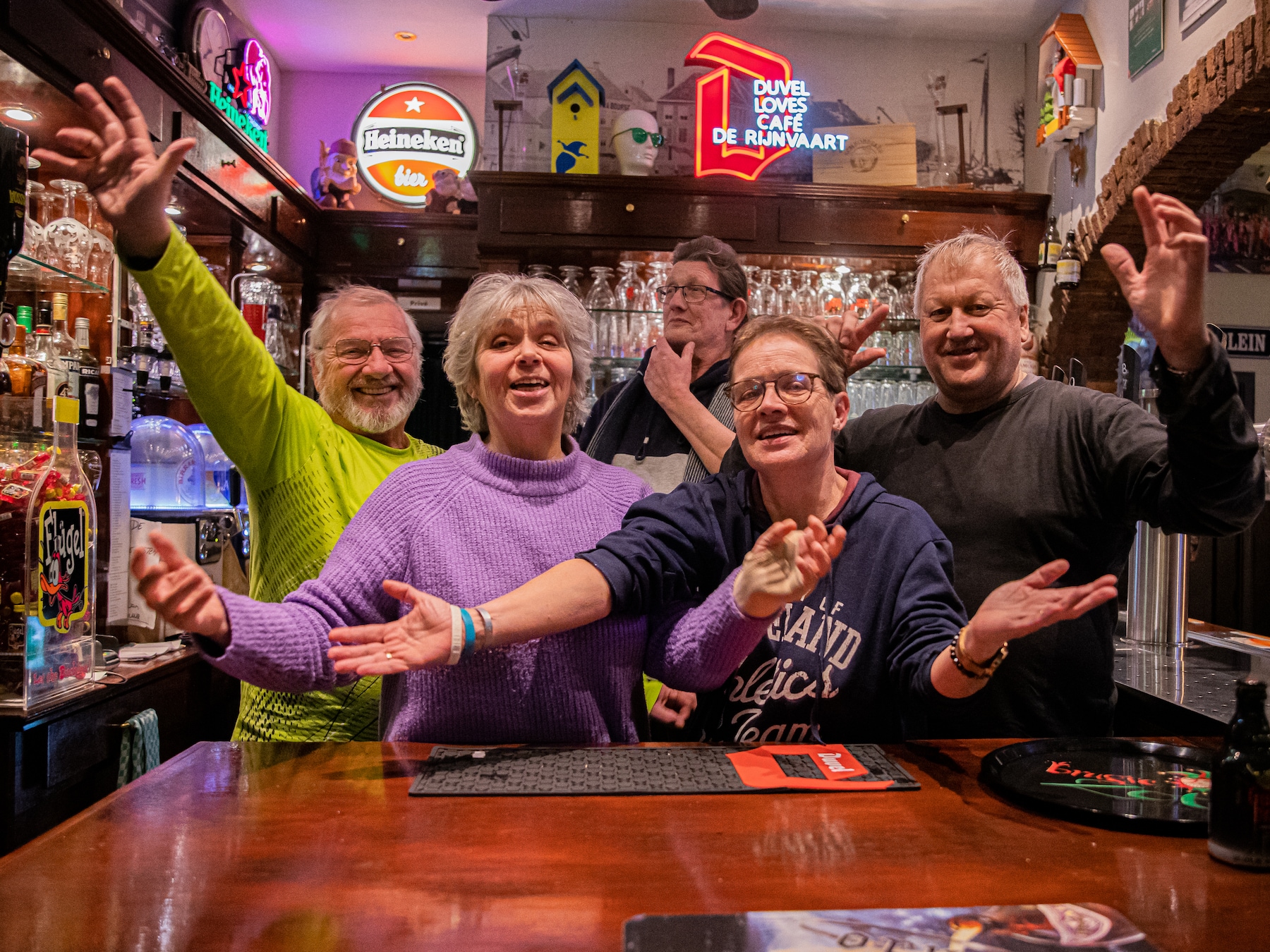 Vintutsj zingt Sasse carnavalskraker voor het goede doel