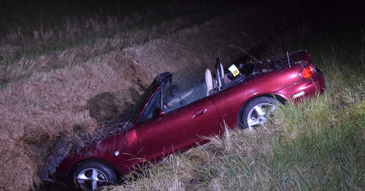 Auto raakt van de weg en belandt in sloot langs Delingsdijk bij Serooskerke