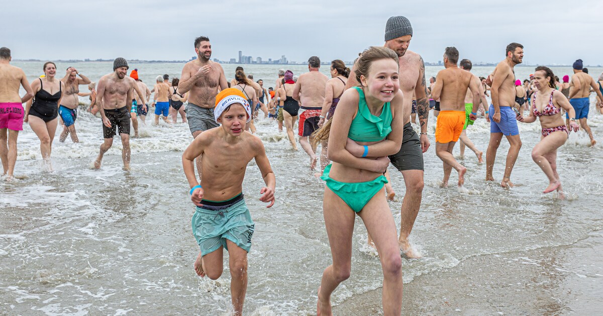 Nieuwjaarsduik in Breskens: ‘Het geeft echt een kick om met zijn allen het water in te rennen’