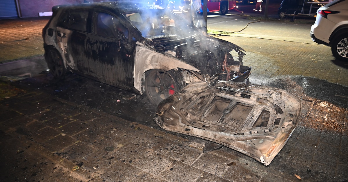 Auto uitgebrand bij flatgebouw in Schiedam