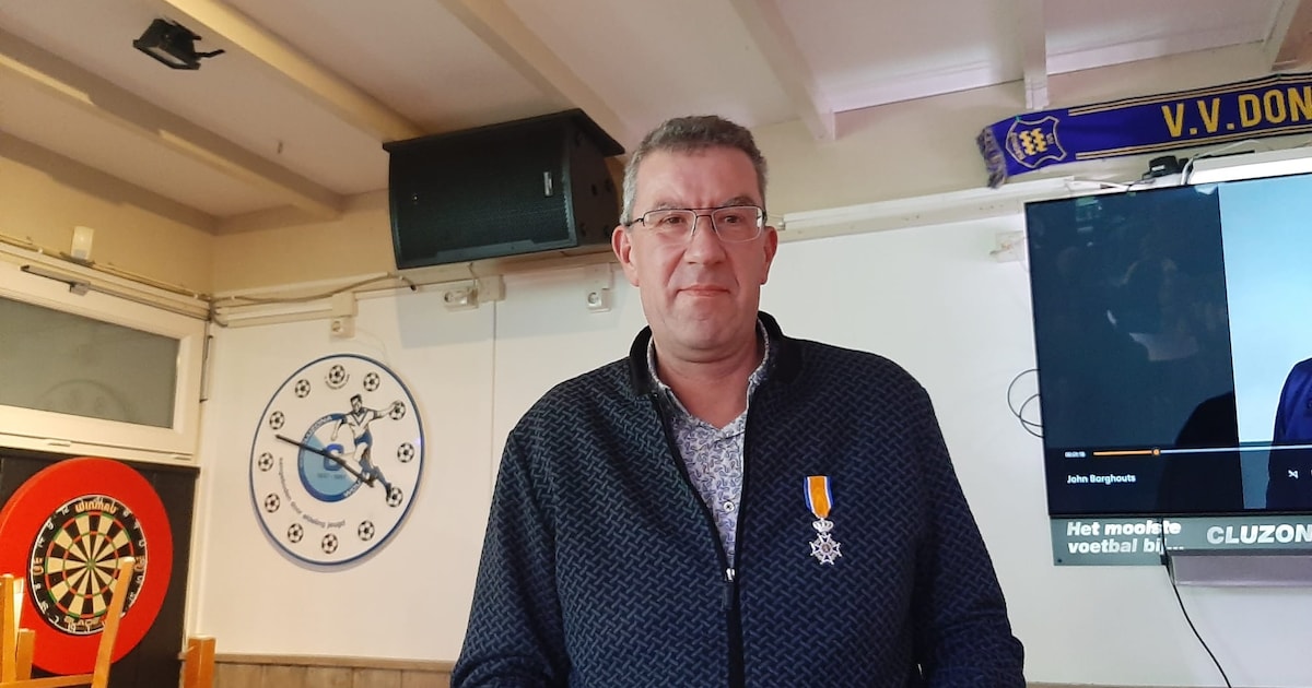 John (62) is onmisbaar bij Cluzona: ‘De spelers hoeven alleen hun kleren aan te doen, de rest is ger
