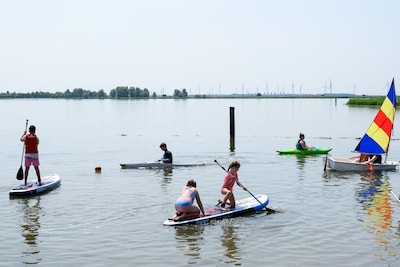Zeilen, peddelen, vissen: van alles uitproberen op Bergse Watersportdag