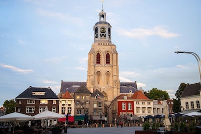 Huh? Dit vakantieparkt noemt Bergen op Zoom een 'schattig dorpje'