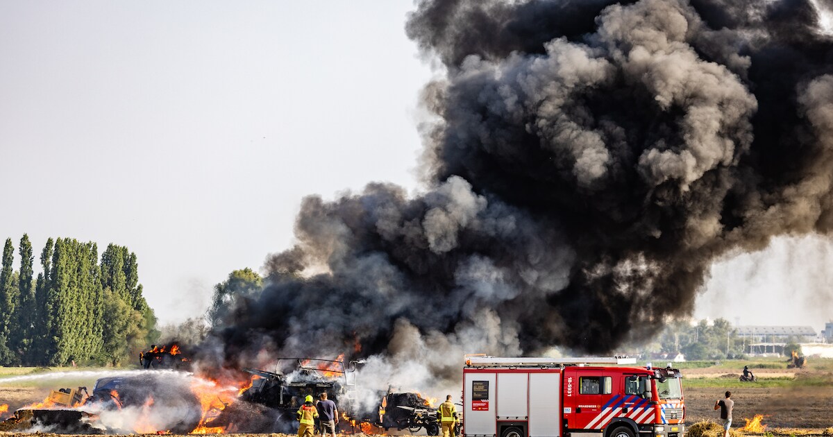 Tractor en balenpers uitgebrand in weiland aan de Zuid-Kavelsedijk in Strijen