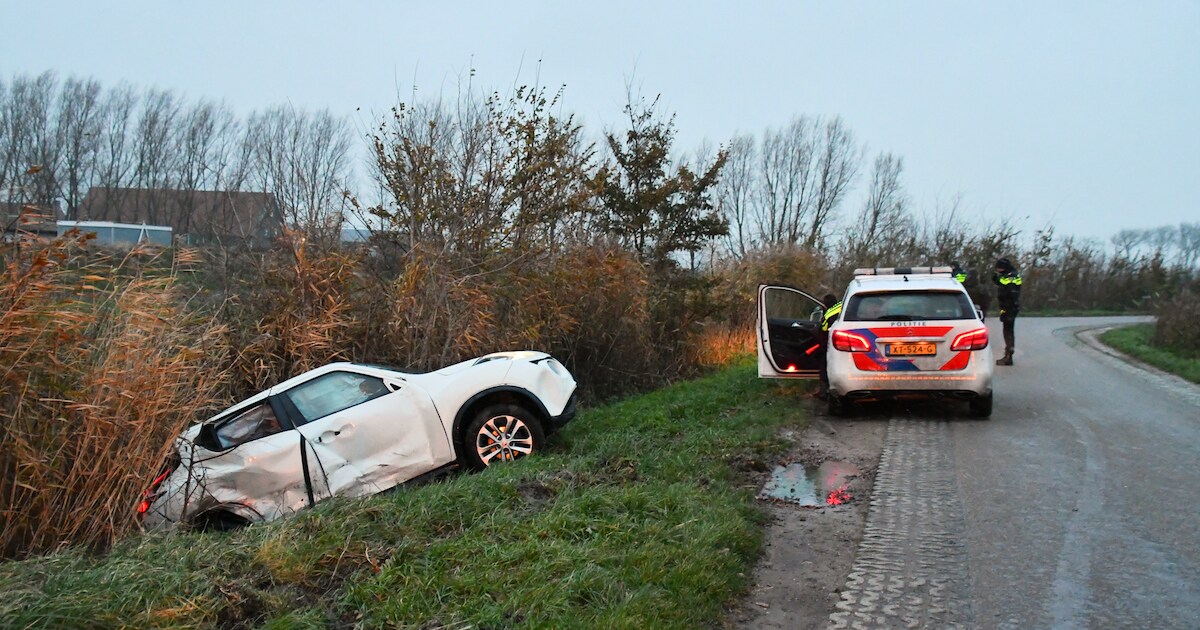 Auto belandt in sloot bij botsing op Prelaatweg Aagtekerke, een gewonde