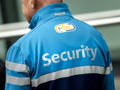 Bonden dreigen met acties van beveiligers op Schiphol als werkgevers niet binnen week problemen oplossen