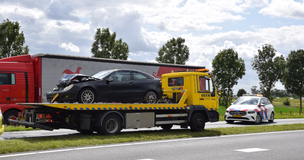 Kop-staartbotsing op N59 bij Zierikzee: auto afgesleept.