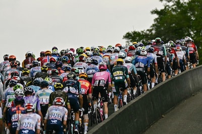 LIVE Tour de France | Thymen Arensman actief in openingsfase van zware Vogezenrit, Mathieu van der Poel raakt ploeggenoot kwijt