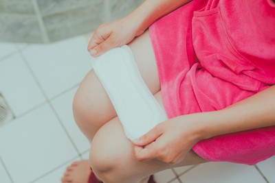 Met maandverband en plastic zakken tobben nog veel vrouwen stilletjes met hun menstruatie