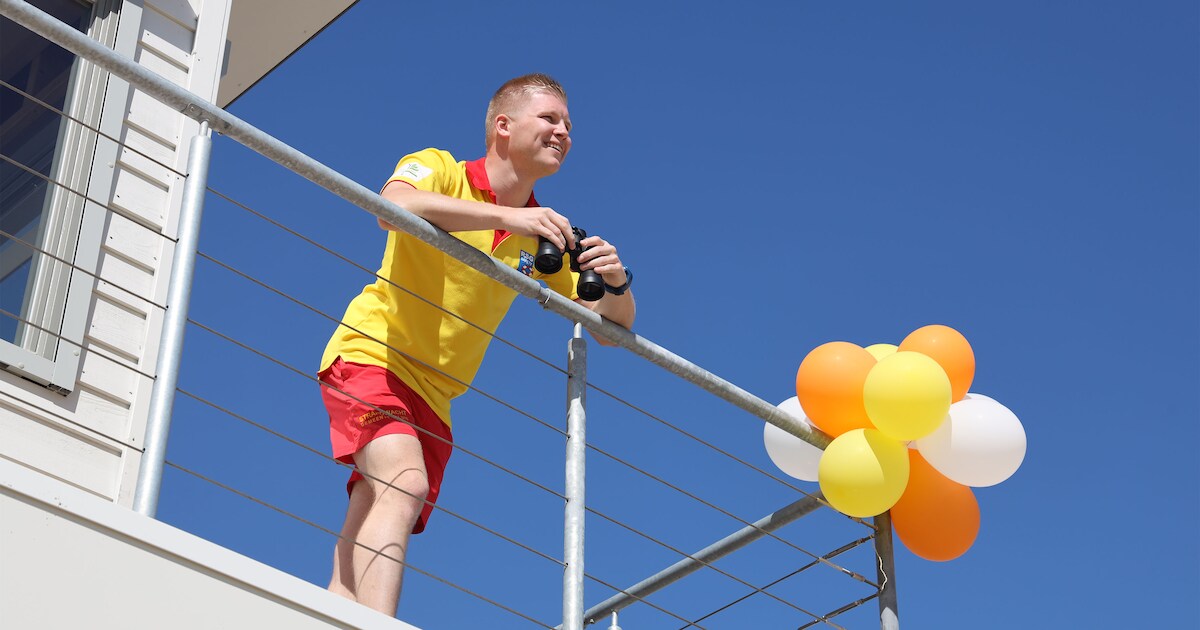 Sander (23) houdt het strand bij Nieuwvliet nu in de gaten vanuit een gloednieuwe post