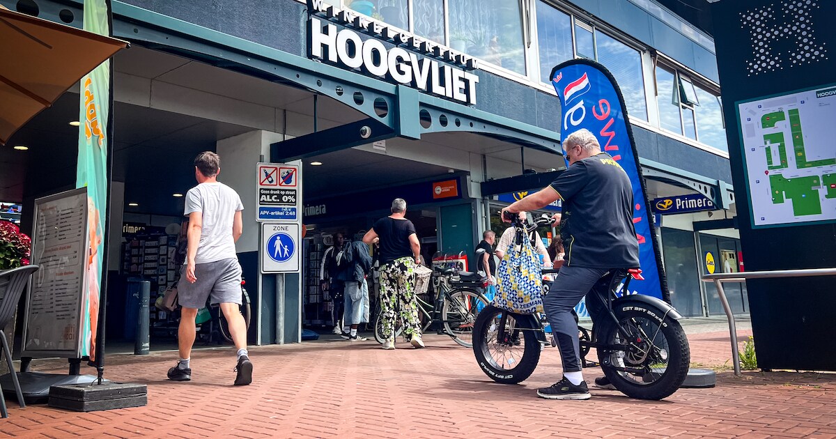 Politie beboet fatbikejeugd in Hoogvliet: winkeliers blij, maar ouders boos op jeugdagent
