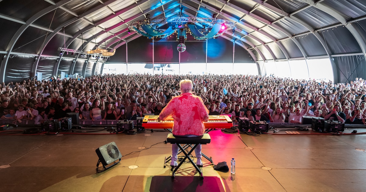 Orgel Joke (77) speelt de tent plat ondanks breuk: ‘Ik was bang dat ze boe zouden roepen’