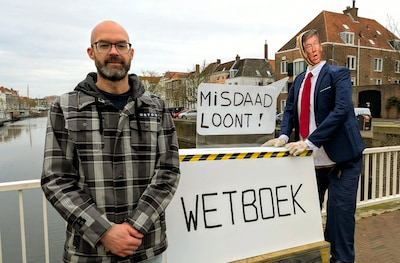 Steven fietst met Donald Trump achterop door Middelburg: ‘Dit is een stil protest’