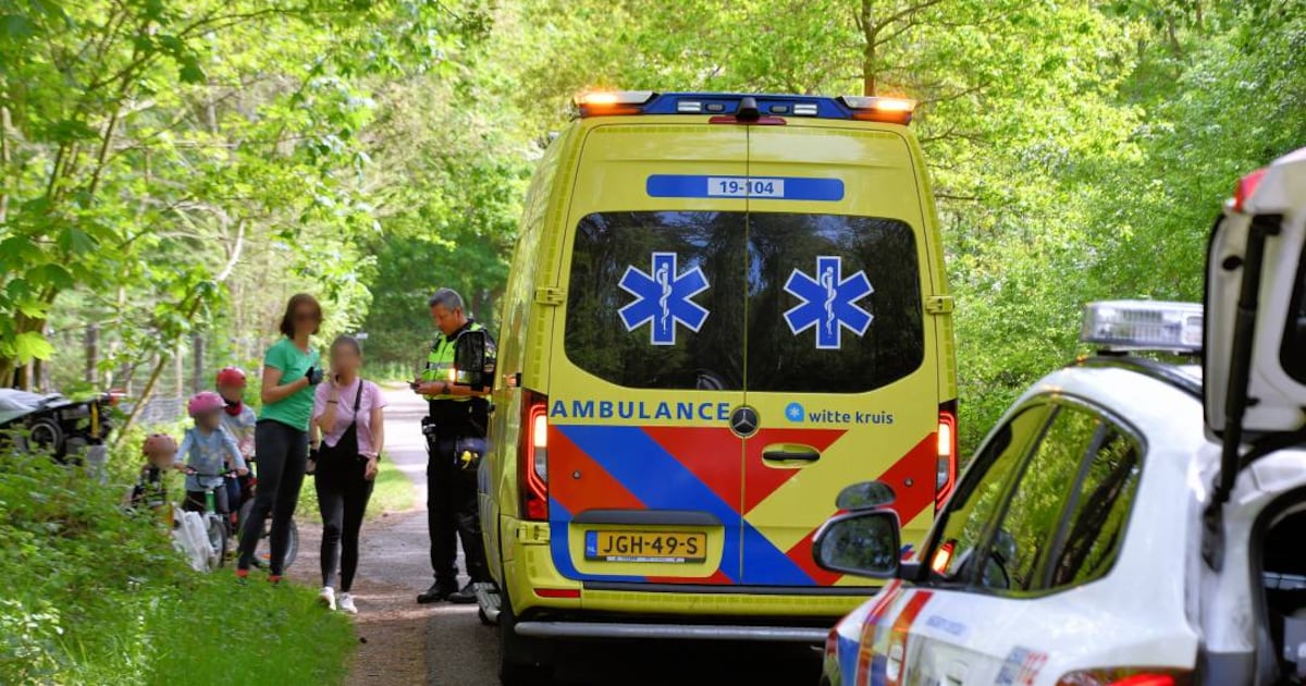 Hardloper en kind op fiets botsen op bospad bij Oostkapelle