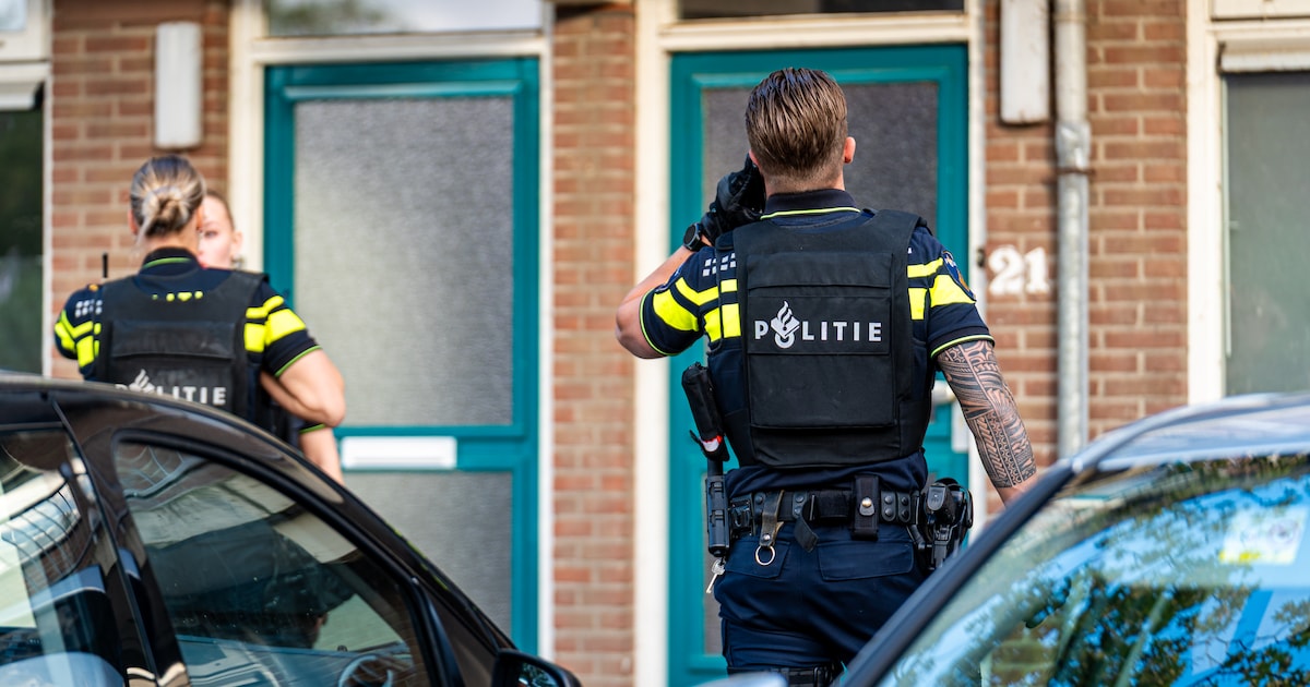 Vijf mensen opgepakt na vernieling van woning in Hellevoetsluis, mes gevonden