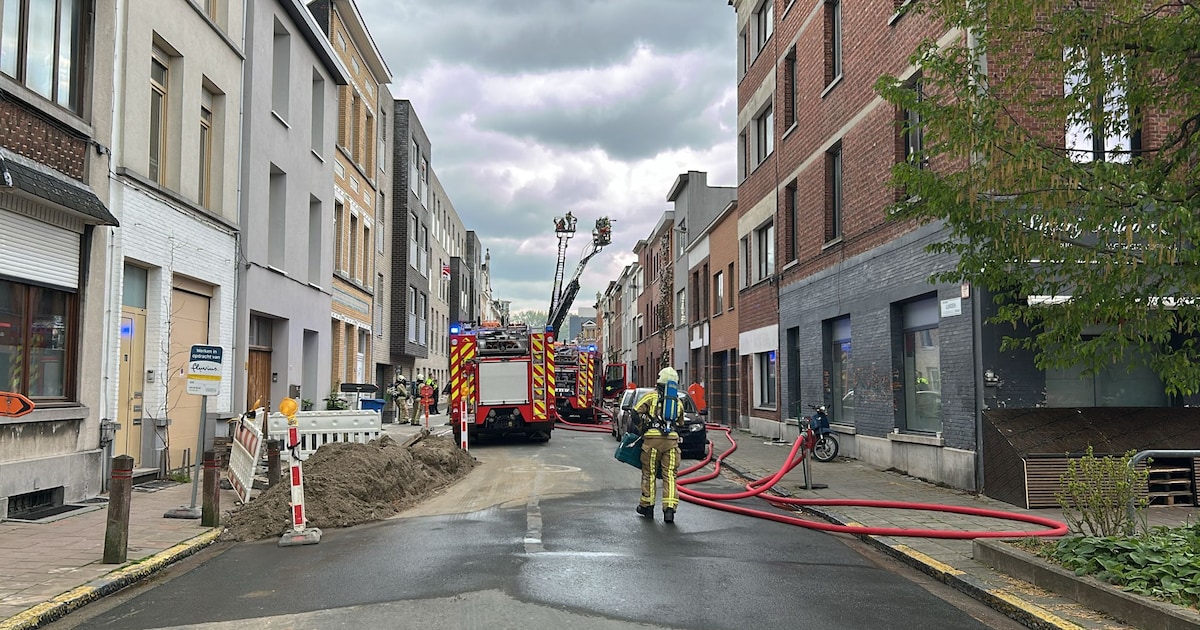 Uitslaande woningbrand in Deurne onder controle: “Zware schade, stabiliteit wordt onderzocht”
