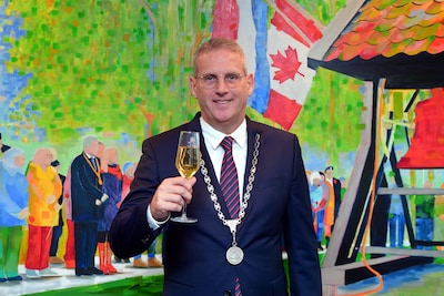 Van den Belt is 10 jaar burgemeester van Steenbergen: wat wil jij van hem weten?