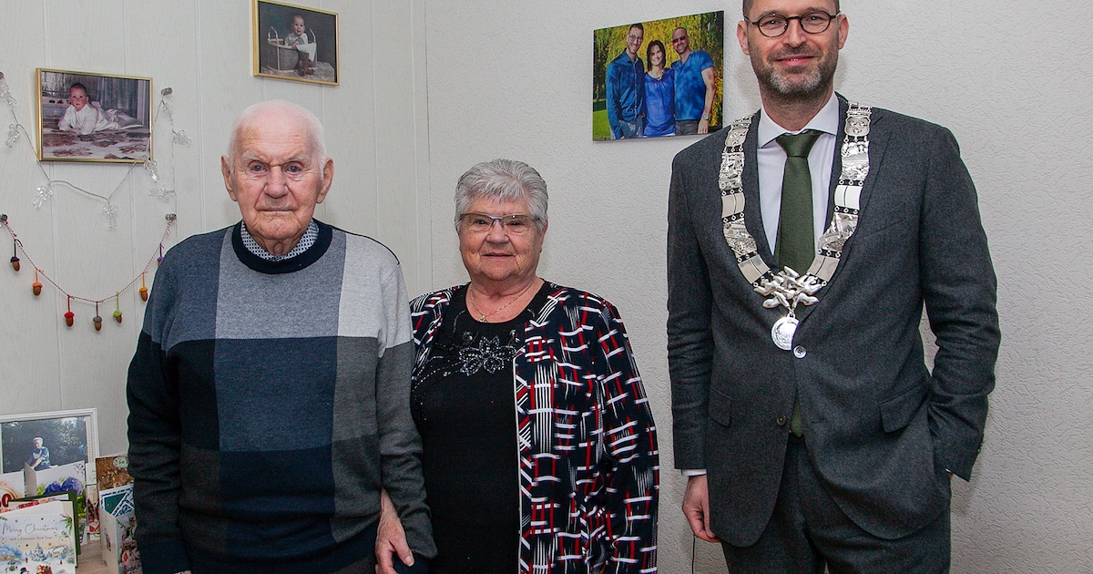 Echtpaar Verveer-van Wijk in Hendrik-Ido-Ambacht zestig jaar getrouwd