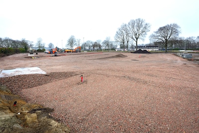 Voetballers wijken voor auto’s op trainingsveld van MOC’17