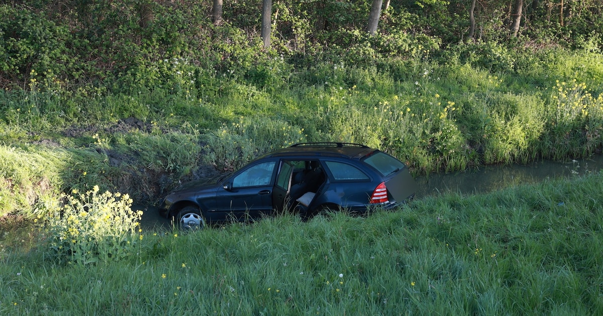 Auto vliegt sloot in langs Maassluissedijk in Vlaardingen