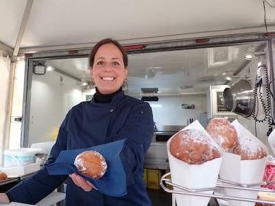 Leonie heeft haar eigen Bergse oliebollenkraam: 'Het geheim? Veel liefde'