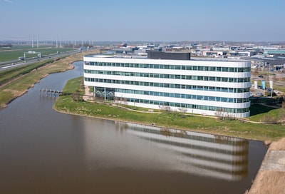 Zoektocht in Middelburg mislukt: Gevelspecialist Scheldebouw kiest voor Roompot-kantoor in Goes