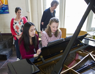 Piano duo Hansen en van IJzerloo spelen laatste concert in reeks Stadhuisconcerten in Tholen